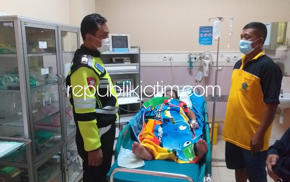 DIRAWAT - Korban terluka Kaswanik (52) usai kecelakaan antara motor dan motor dilarikan dan dirawat di rumah sakit, Selasa (21/06/2022).