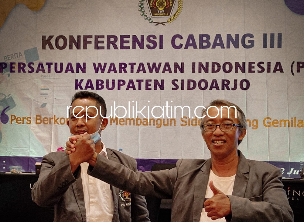 TERPILIH - Wartawan Harian Bangsa, Mustain (kiri) terpilih sebagai Ketua PWI Sidoarjo periode 2022 - 2025 dalam Konfercab III PWI Sidoarjo di Luminor Hotel, Rabu (22/06/2022). 