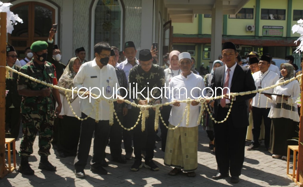 RESMIKAN - Bupati Sidoarjo Ahmad Muhdlor Ali meresmikan gedung ruang praktek dan Laboratorium SMK Islam Krembung, Rabu (22/06/2022). 