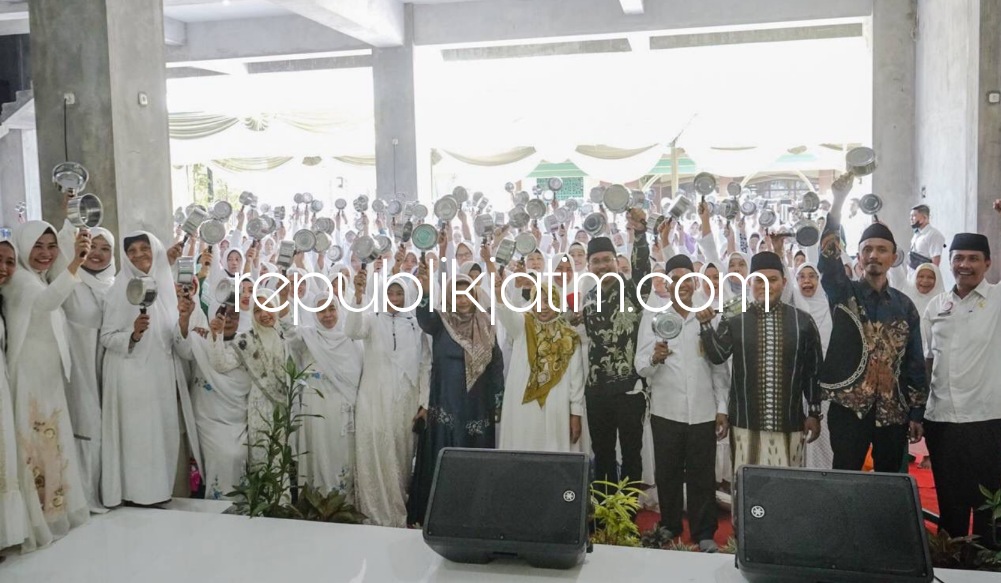 KUBRO - Bupati Ahmad Mudhlor Ali menghadiri acara Pengajian Kubro Muslimat yang diselenggarakan di Masjid Al-Goffar, Desa Kletek, Kecamatan Taman, Sidoarjo, Rabu (22/06/2022).