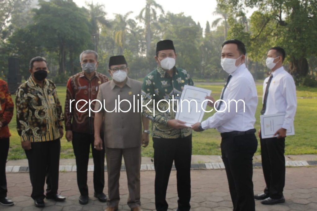 SERAHKAN - Wabup Sidoarjo, Subandi menyerahkan Surat Keputusan (SK) guru yang diangkat menjadi Pegawai Pemerintah dengan Perjanjian Kerja (PPPK) Pemkab Sidoarjo dengan total sebanyak 700 guru di Alun-Alun, Sidoarjo, Kamis (23/06/2022).