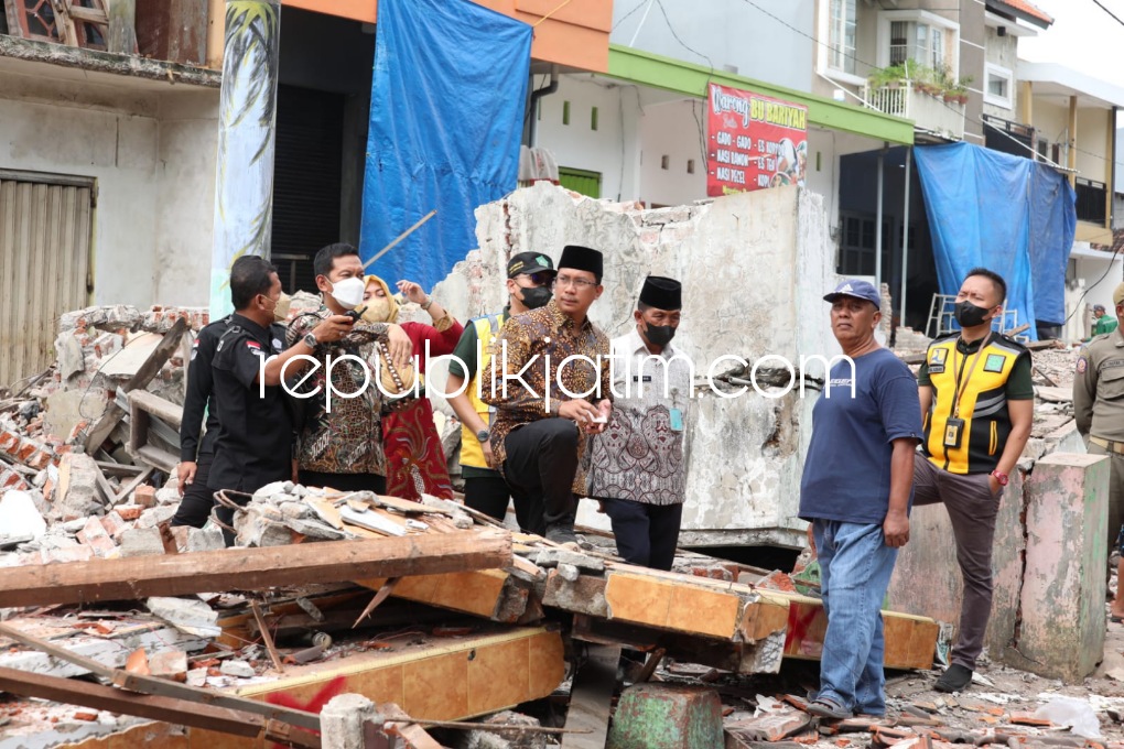ROBOHKAN - Bupati Sidoarjo Ahmad Muhdlor Ali membantu proses pembongkaran rumah dan bangunan di Desa Tebel, Kecamatan Gedangan dengan mengemudikan eskavator untuk pembangunan Frontage Road, Kamis (23/06/2022).
