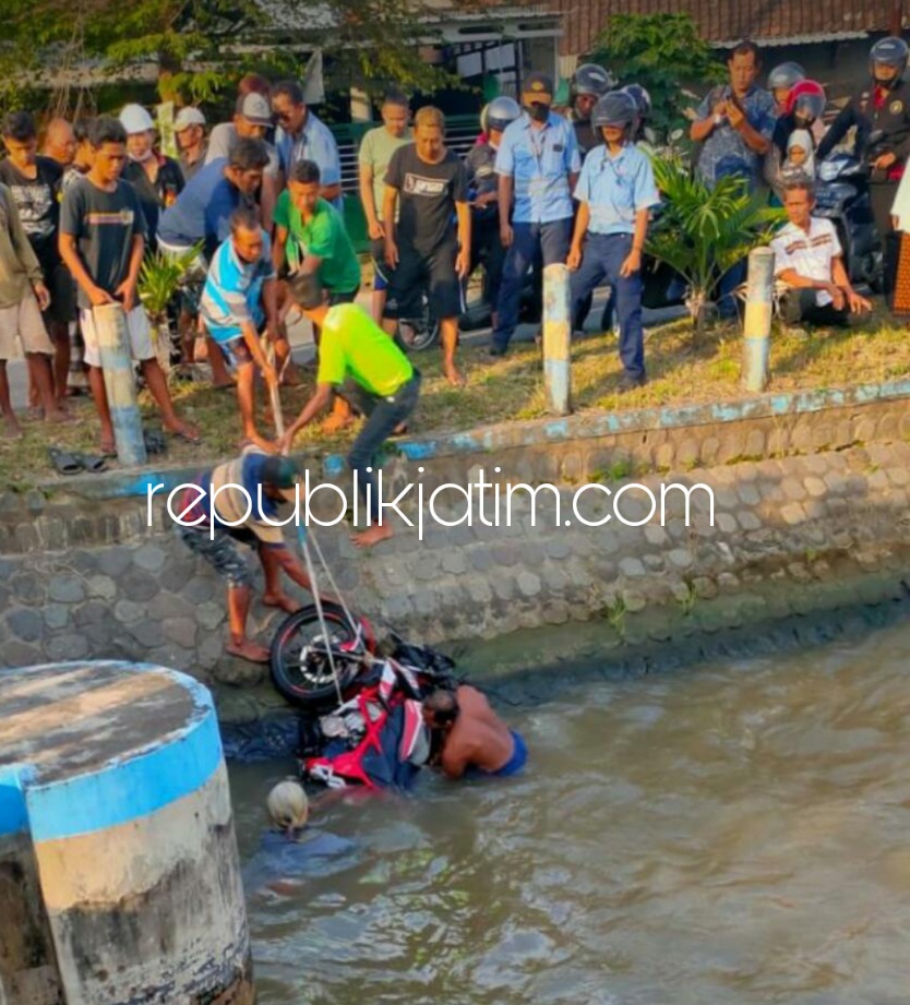 PENCARIAN - Warga bersama tim gabungan dan Basarnas masih mencari korban pengendara motor yang terjatuh di Dam Sungai Kedungbocok, Kecamatan Tarik, Sidoarjo, Kamis (23/06/2022) petang.