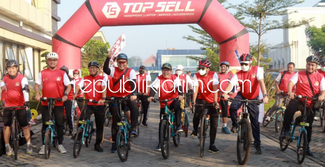 FUN BIKE - Kapolresta Sidoarjo Kombes Pol Kusumo Wahyu Bintoro dan Bupati Sidoarjo Ahmad Muhdlor Ali memeriahkan HUT Polri ke-76 dengan menggelar Fun Bike Semarak Bhayangkara dengan start Polresta Sidoarjo, Jumat (24/06/2022).