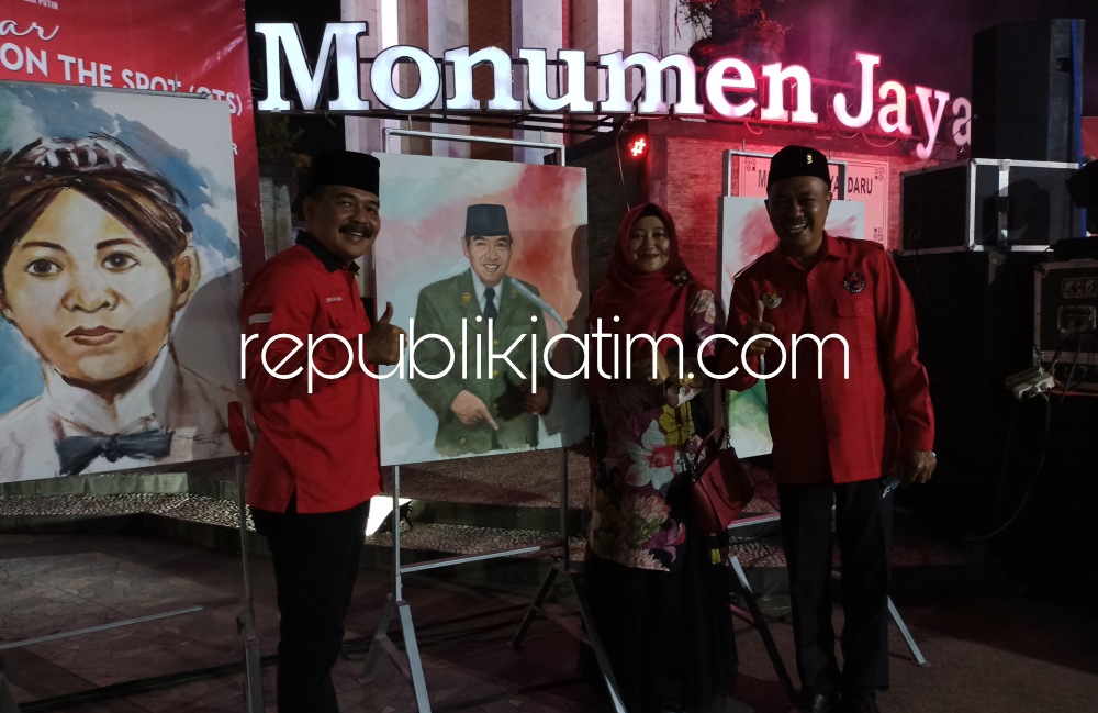 BELI - Salah satu pembeli lukisan Bung Karno yakni Direktur Utama BPR Delta Artha Sidoarjo Sofia Nurkrisnajati Atmaja berfoto bersama Ketua DPC PDI Perjuangan Sumi Harsono dan anggota Fraksi PDI Perjuangan Sujalil di Monumen Jayandaru, Sabtu (25/06/2022).