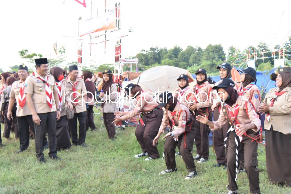 BUKA - Wabup Sidoarjo, Subandi membuka acara Jambore Pramuka Cabang Sidoarjo Tahun 2022 di Bumi Perkemahan Desa Tanjekwagir, Kecamatan Krembung, Sidoarjo, Jumat (24/06/2022). 