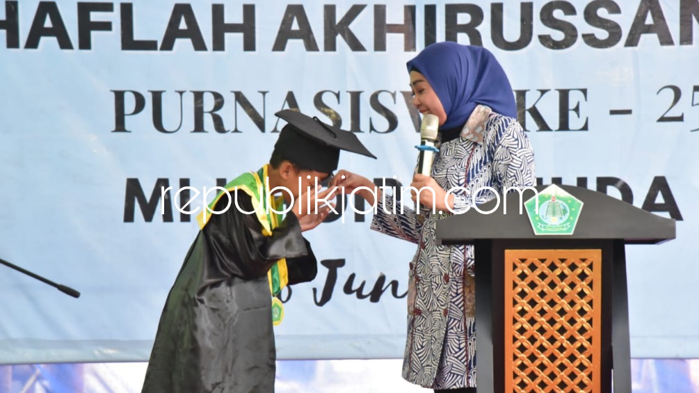 WISUDA - Wakil Ketua TP PKK Sidoarjo yang juga istri Wabup Sidoarjo, Ny Sriatun menghadiri Haflah Akhirussanah Purnasiswa ke 25 MI Khoirul Huda Desa Pabean, Kecamatan Sedati, Sidoarjo Tahun Ajaran 2021/2022, Sabtu (25/06/2022).