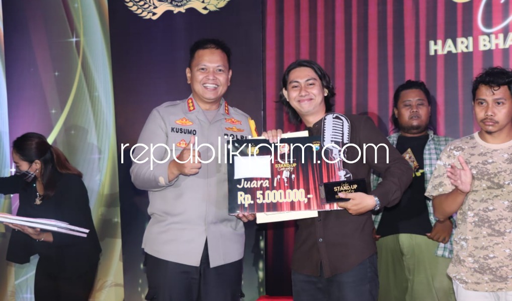 HADIAH - Kapolresta Sidoarjo, Kombes Pol Kusumo Wahyu Bintoro menyerahkan hadiah kepada 10 finalis yang tampil memukau mengundang tawa di malam puncak Lomba Stand Up Comedy di Gedung Serba Guna, Polresta Sidoarjo, Sabtu (25/06/2022) malam.