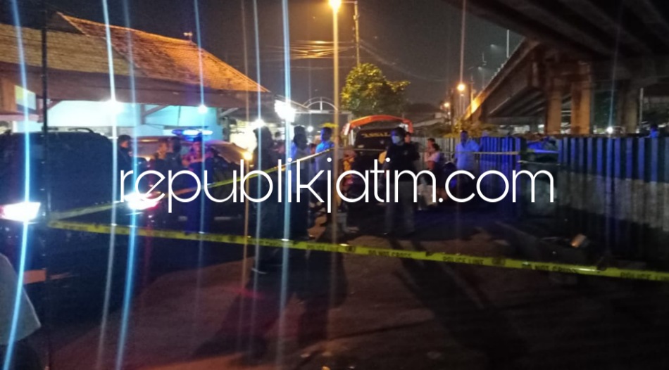 OLAH TKP - Petugas Satuan Reskrim Polresta Sidoarjo dan Polsek Candi sibuk menggelar olah TKP kasus penembakan juragan rosokan, Sabar di bawah Flyover Desa Tenggulunan, Kecamatan Candi, Sidoarjo, Senin (27/06/2022) malam.