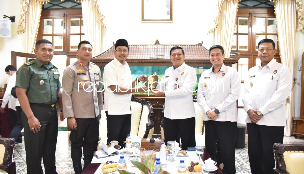 KUNJUNGAN - Sebanyak 10 tim Setjen Dewan Ketahanan Nasional (Wantannas) RI kunjungan kerja diterima Bupati Sidoarjo Ahmad Muhdlor Ali di Pendopo Delta Wibawa, Sidoarjo, Rabu (29/06/2022).