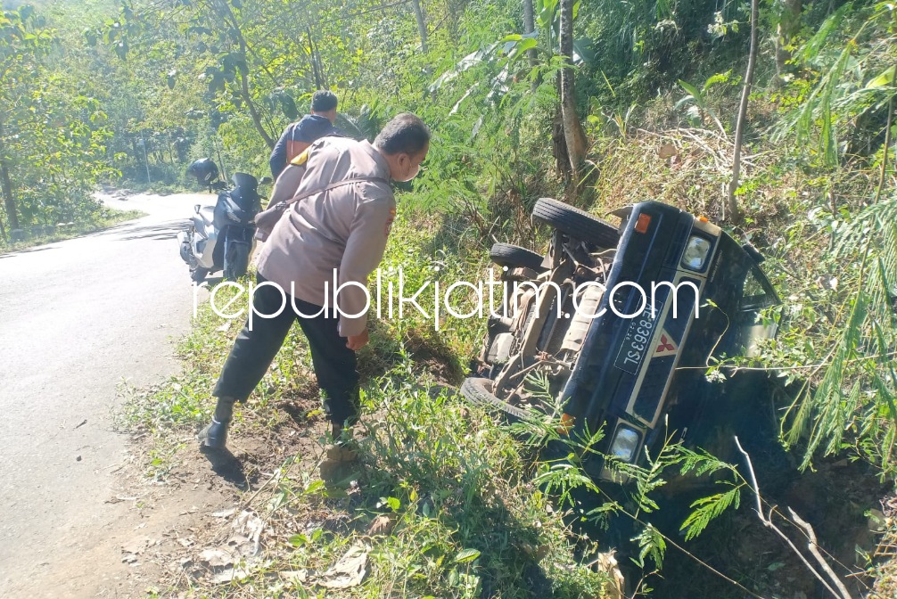 TERBALIK - Sebuah mobil pikup bernopol AE 8363 SL terbalik di turunan Biting, Desa Suru, Kecamatan Sooko, Ponorogo yang mengakibatkan 5.000 butir telur bebek hancur, Rabu (29/06/2022).