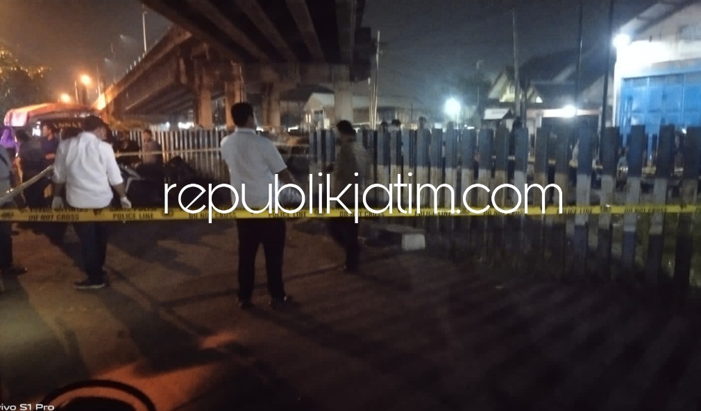TKP - Sejumlah petugas Satuan Reskrim, Polresta Sidoarjo menggelar olah TKP korban penembakan, M Sabar (45) di bawah Flyover Desa Tenggulunan, Kecamatan Sidoarjo, Senin (27/06/2022) malam.