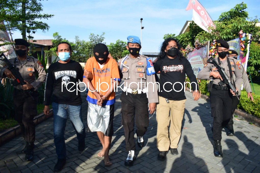 LESU - Kapolresta Sidoarjo Kombes Pol Kusumo Wahyu Bintoro menunjukkan barang bukti yang digunakan tersangka M Joko Waluyo saat mengeksekusi korban M Sabar (37) yang ditembak di bawah Flyover Desa Tenggulunan, Kecamatan Candi, Sidoarjo Jumat (01/07/2022).