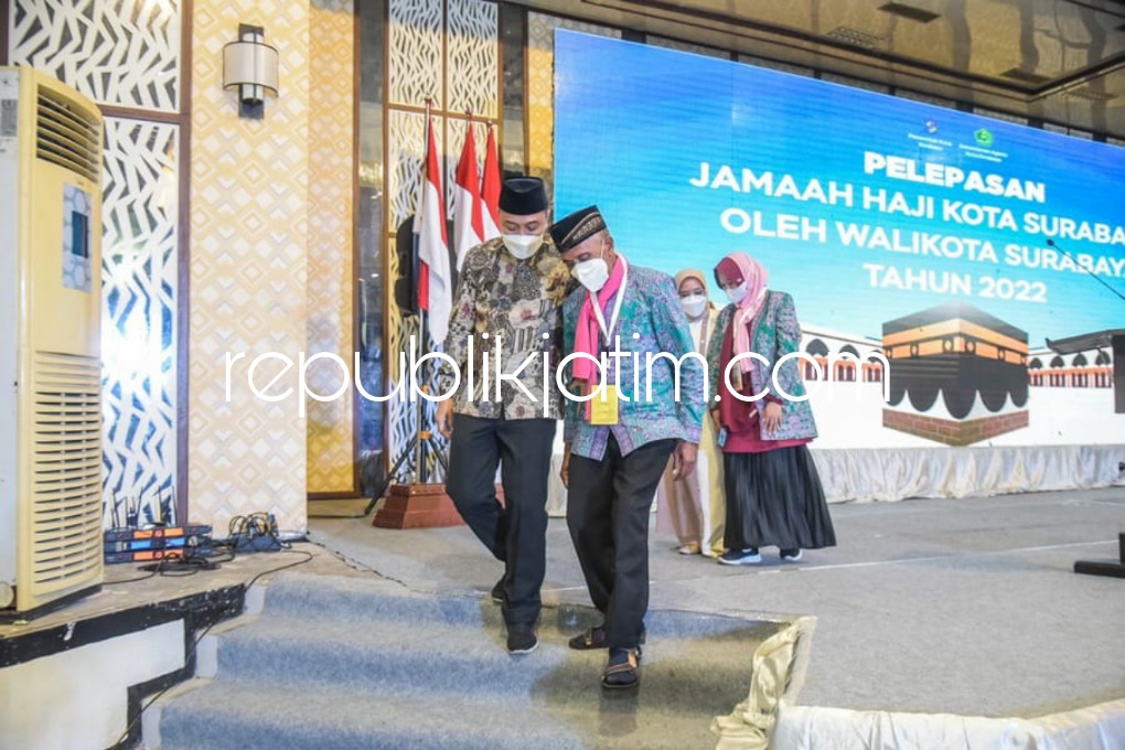 BERANGKATKAN - Walikota Surabaya, Eri Cahyadi memberangkatkan 450 Calon Jamaah Haji (CJH) yang masuk kloter 36 di Convention Hall JL Arif Rahman Hakim, Surabaya, Kamis (30/06/2022).