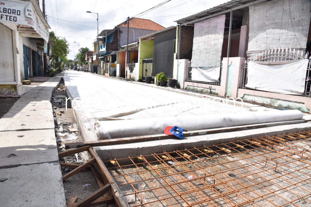 BETONISASI - Salah satu titik proyek betonisasi di Kecamatan Sukodono, Sidoarjo yang sudah mulai dikerjakan dan hampir selesai, Senin (04/07/2022).