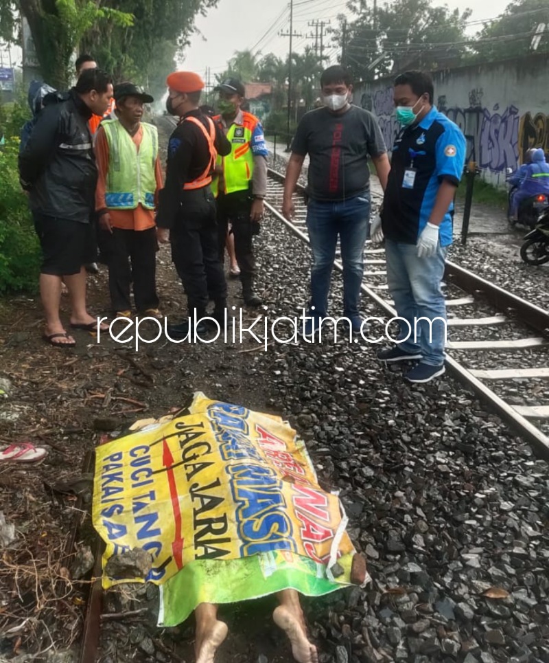 EVAKUASI - Sejumlah warga dan petugas mengevakuasi jenazah Kundariati Agustina (48) warga Desa Punggul, Kecamatan Gedangan yang tewas tertabrak KA di Desa Sruni, Kecamatan Gedangan, Sidoarjo, Selasa (05/07/2022).
