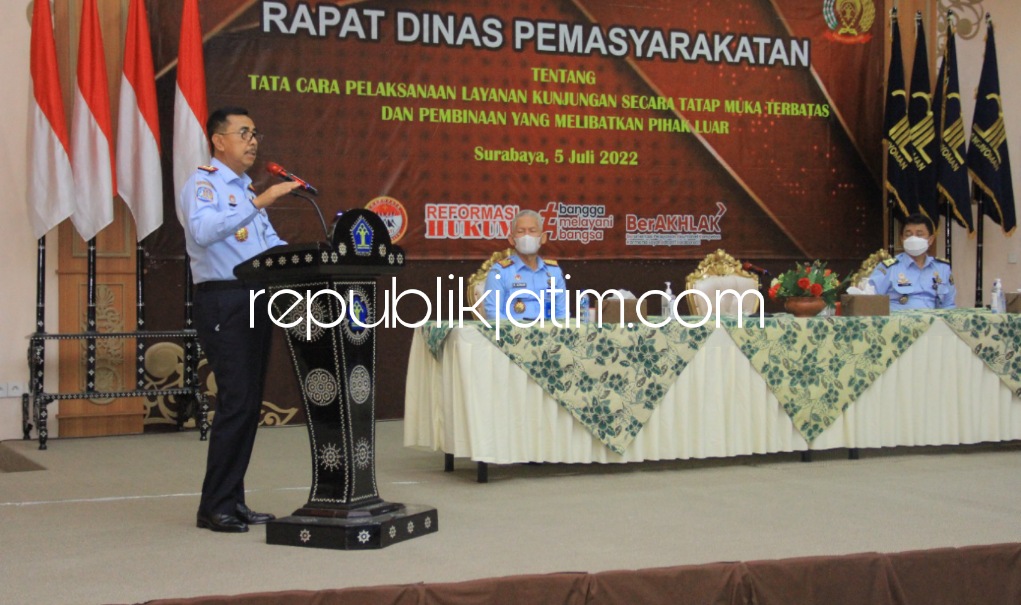 RAPIM - Kadiv Pemasyarakatan, Kemenkumham Jatim, Teguh Wibowo saat memimpin Rapat Dinas Pemasyarakatan di Ruang Raden Wijaya Kanwil Kemenkumham Jatim bakal membuka layanan kunjungan tatap muka, Selasa (05/07/2022).