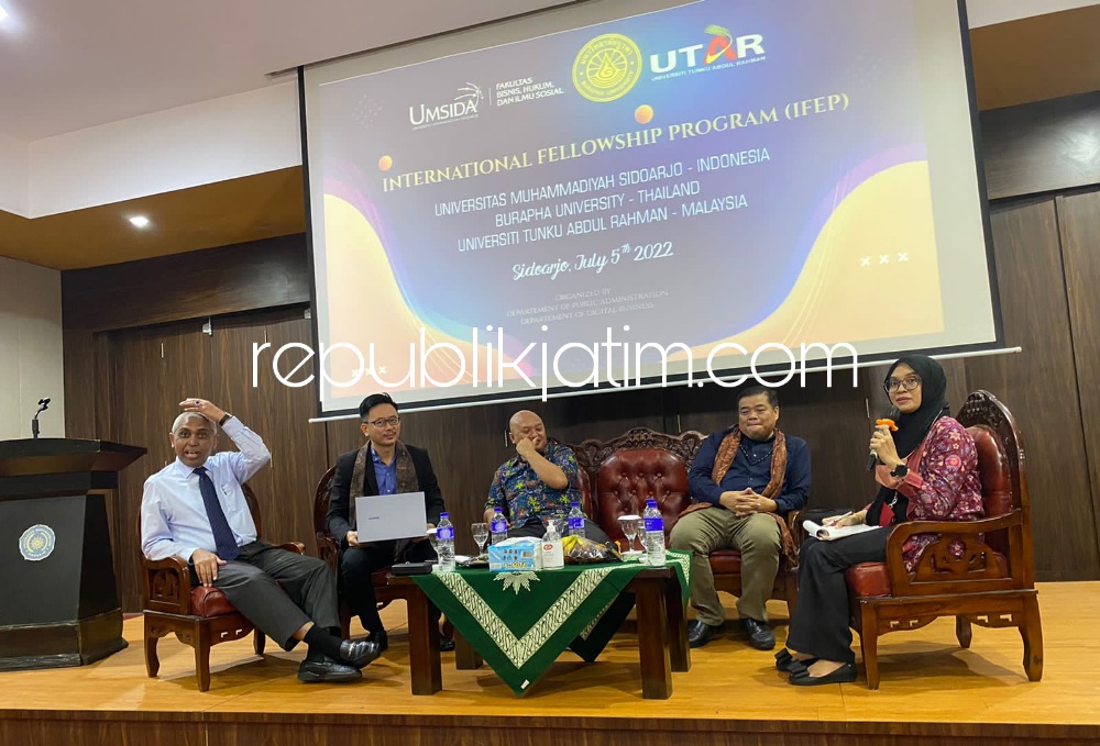 PAPARAN - Dosen Administrasi Publik, Universitas Muhammadiyah Sidoarjo (Umsida), Ahmad Riyadh saat menyampaikan materi tentang Peran Media dalam Pemulihan Pariwisata Pasca Pandemi Covid-19, Selasa (05/07/2021).