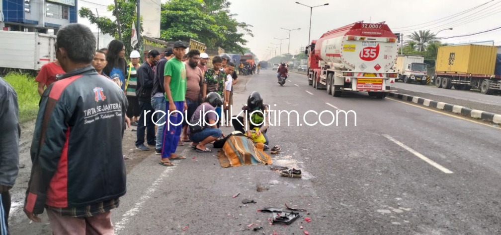 EVAKUASI - Sejumlah warga dan petugas mengevakuasi korban kecelakaan Pemi Dayu Miliyaumi E (23) warga Gajayana 2D, Kepanjen, Jombang usai tertabrak truk di JL Raya Bypass Krian, Sidoarjo, Rabu (06/07/2022).