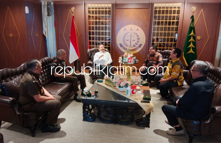 BERTEMU - Jaksa Agung ST Burhanuddin minta media anggota Serikat Media Siber Indonesia (SMSI) membantu Kejagung mengawal kinerja jaksa saat bertemu Pengurus SMSI Pusat dan Ketua Umum Firdaus di Gedung Bundar Kejaksaan Agung Jakarta, Rabu (06/07/2022).