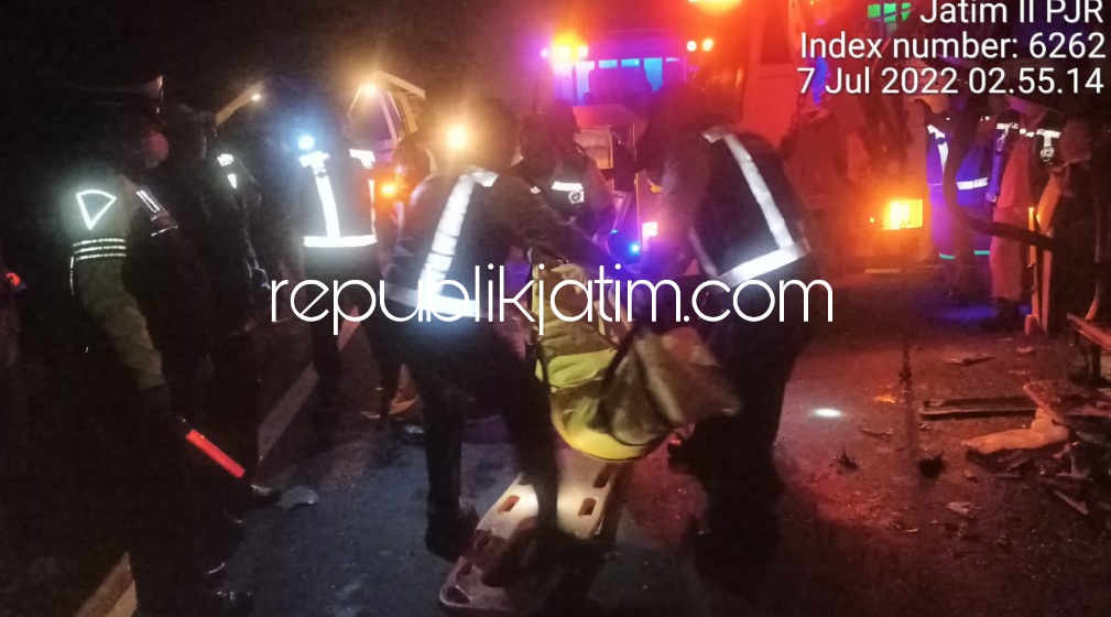 EVAKUASI - Petugas mengevakuasi korban tewas kenek bus nopol AB 7049 BK, Slamet Widodo (34) warga Karangnongko, Desa Ketandan, Kecamatan Klaten Utara, Kabupaten Klaten yang terjepit bodi bus di JL Tol Kedungkendo, Candi, Sidoarjo, Kamis (07/07/2022).