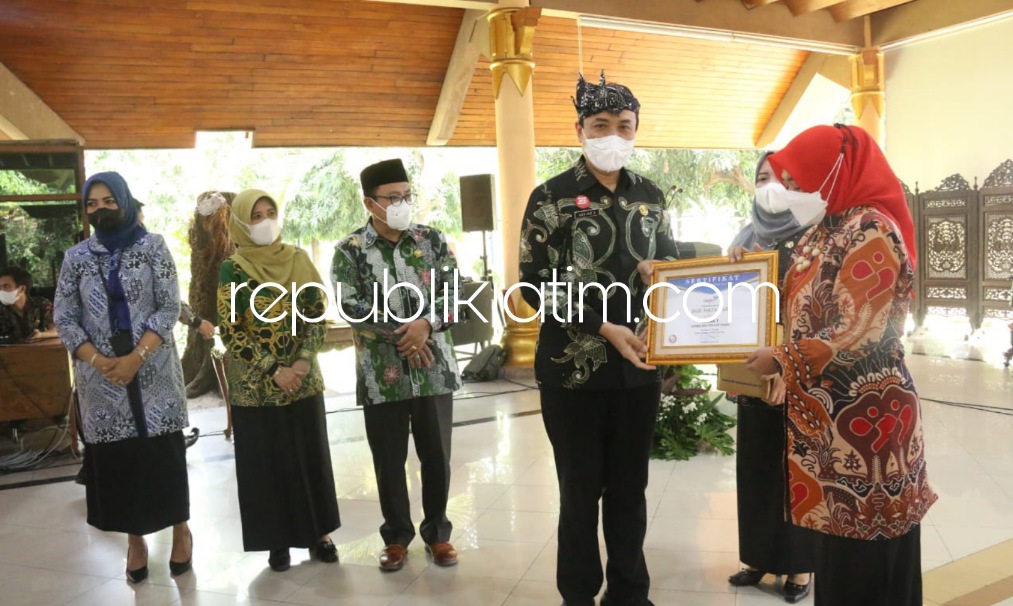 HARGANAS - Pemkab Sidoarjo mengikuti Puncak Peringatan ke 29 Harganas Tahun 2022 secara virtual di Pendopo Delta Wibawa Kabupaten Sidoarjo dihadiri oleh Pj Sekda Kabupaten Sidoarjo, Andjar Surjadianto, Kamis (07/07/2022).
