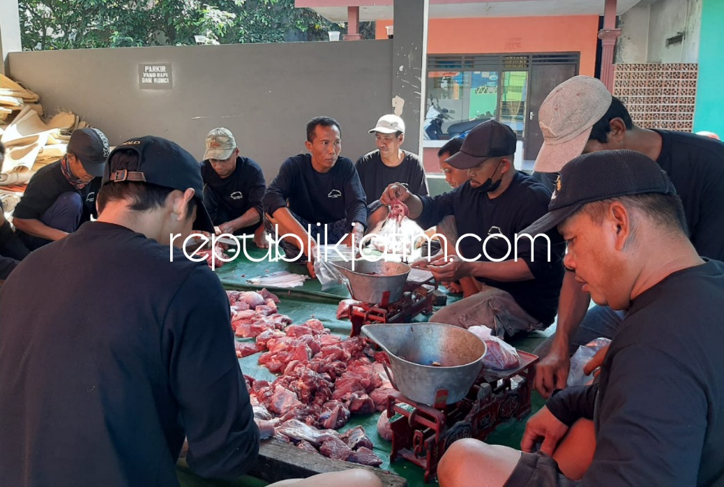 KURBAN - Pengurus Takmir Masjid Baitur Ridlwan Desa Penambangan, Kecamatan Balongbendo, Sidoarjo membagikan 1.250 paket daging kurban, Minggu (10/07/2022).