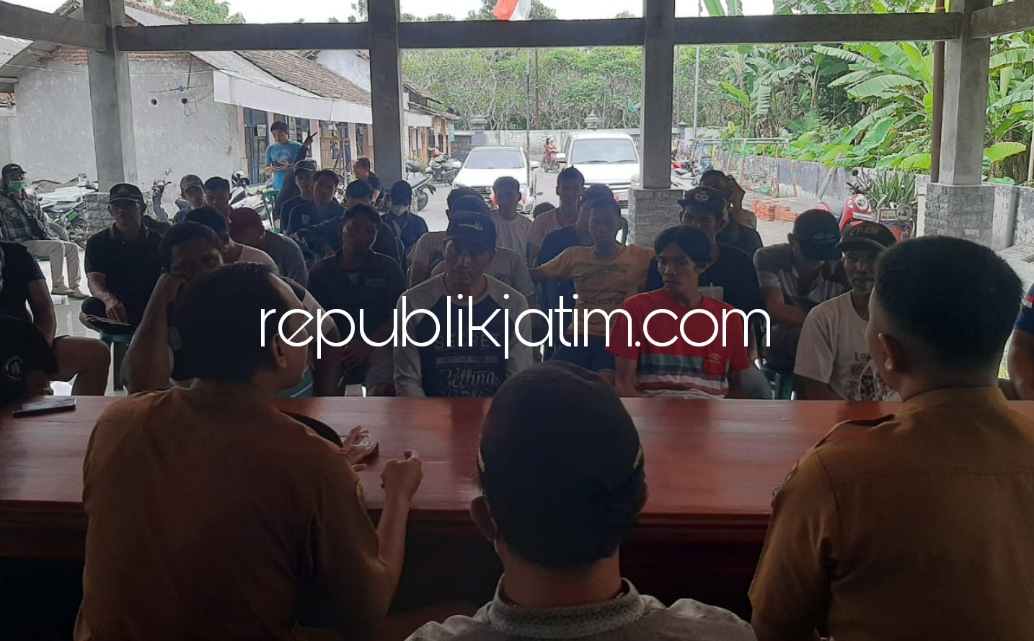 LURUK - Puluhan warga mendatangi Balai Desa Bogempinggir, Kecamatan Balongbendo, Sidoarjo mempertanyakan dugaan akte kelahiran palsu Cakades Terpilih, Senin (11/07/2022).