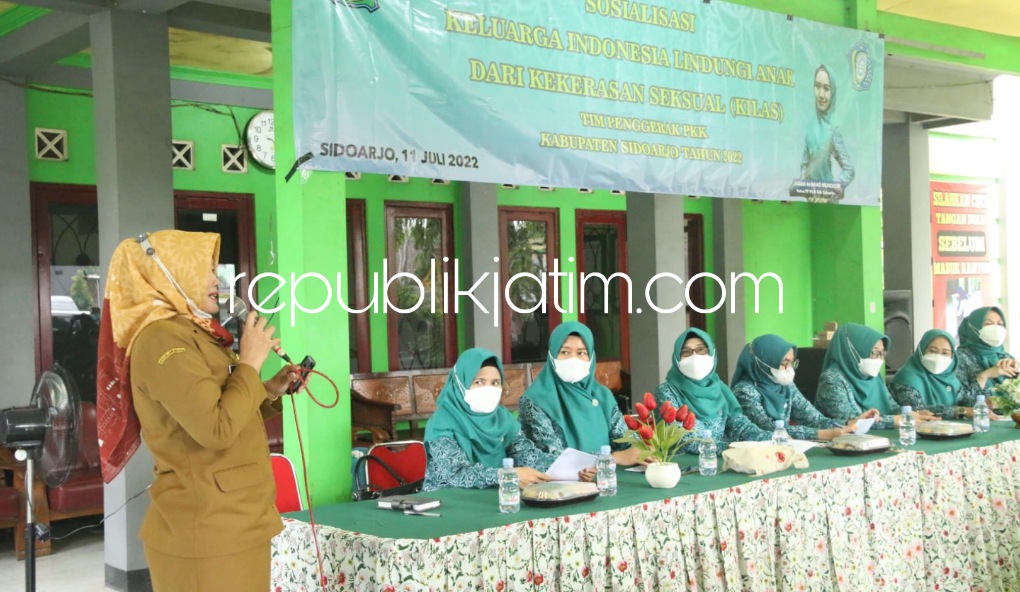 SOSIALISASI - Semakin maraknya kekerasan terhadap anak, khususnya yang terjadi di wilayah Sidoarjo mendorong TP PKK Kabupaten Sidoarjo menggelar Sosialisasi Keluarga Indonesia Lindungi Anak dari Kekerasan Seksual (Kilas), Senin (11/07/2022).