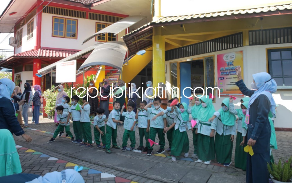 TERBANGKAN - Siswa dan siswi KB TK Al Muslim menerbangkan cita-citanya yang ditulis di atas pesawat kertas saat masuk sekolah hari pertama, Selasa (12/07/2022).