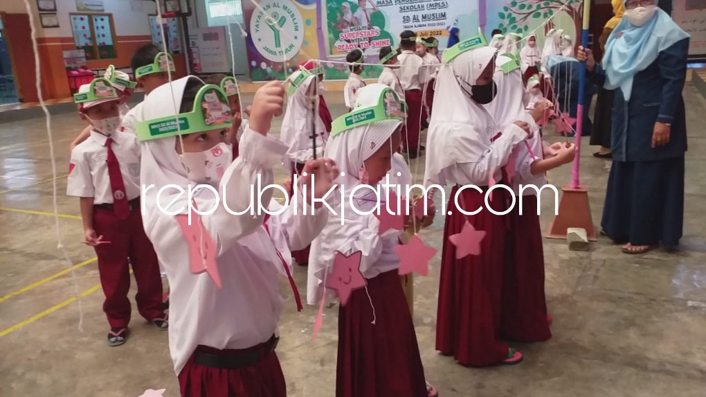 HARAPAN - Siswa kelas 1 SD Al Muslim menuliskan bintang harapan yang disiapkan kartu bintang yang digantung dan para siswa secara bergantian meraih bintang dan menuliskan harapan mereka, Selasa (12/07/2022).