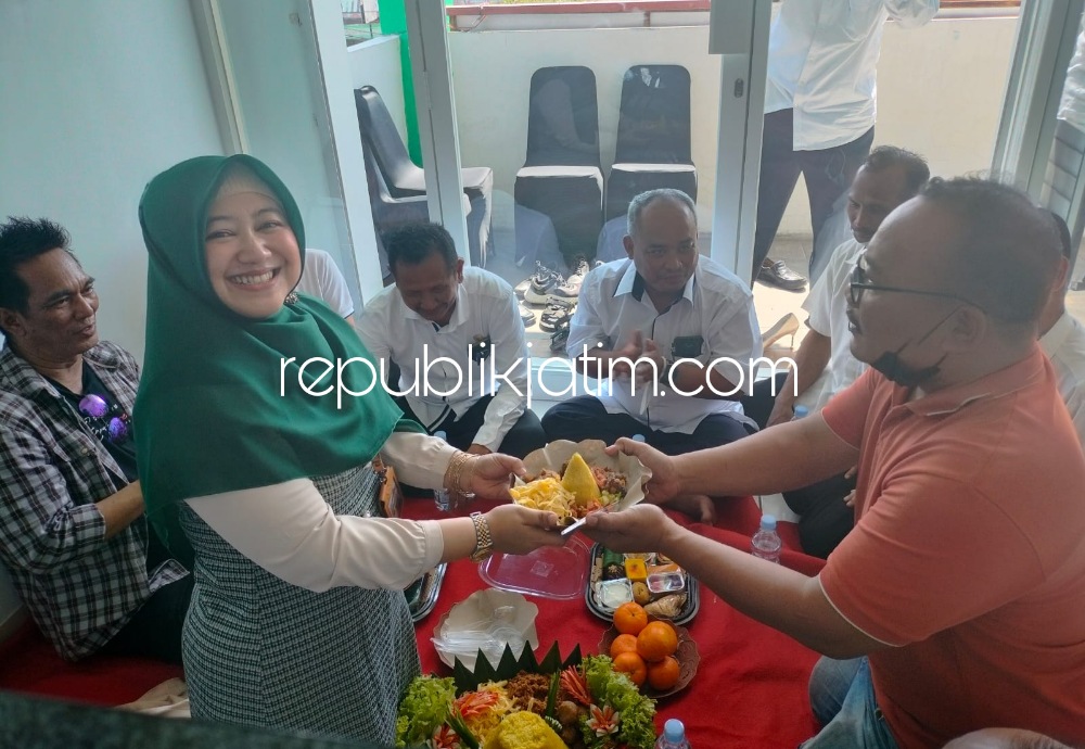 PEMBUKAAN - Dirut Bank Perkreditan Rakyat (BPR) Delta Artha Sidoarjo, Sofia Nurkrisnajati Atmaja memotong dan memberikan tumpeng kepada salah satu nasabah saat pembukaan Kantor Kas baru di lantai II Pasar Baru Tulangan, Sidoarjo, Rabu (13/07/2022).