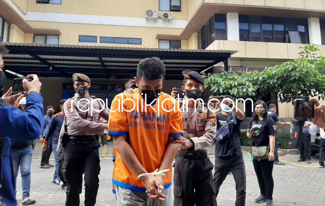 DIGELANDANG - Dua pengedar sekaligus pemakai narkoba jenis sabu-sabu diamankan petugas Satuan Resnarkoba, Polresta Sidoarjo salah satunya menjabat perangkat desa di salah satu desa di Balongbendo digelandang di Polresta Sidoarjo, Rabu (13/07/2022).