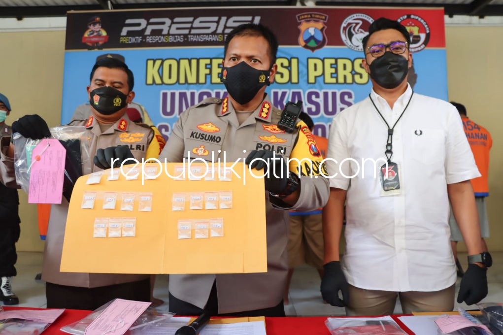 BUKTI - Kapolresta Sidoarjo Kombes Pol Kusumo Wahyu Bintoro menunjukkan barang bukti sabu-sabu yang diamankan dari dua pengedar asal Sambibulu, Kecamatan Taman, Sidoarjo, Rabu (13/07/2022).