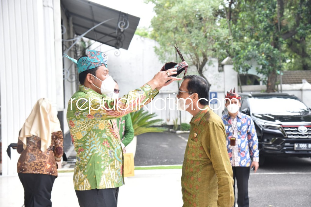 KUNJUNGAN - Bupati Lima Puluh Kota, Safaruddin Dt Bandaro Rajo bersama belasan pejabat datang ke Sidoarjo untuk melakukan studi komparatif atau studi tiru diterima Wakil Bupati (Wabup) Sidoarjo, Subandi di Pendopo Delta Wibawa, Rabu (13/07/2022).