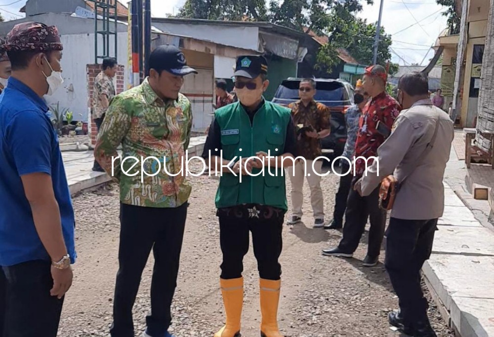SIDAK - Wabup Sidoarjo, Subandi menggelar sidak proyek betonisasi ruas jalan Panjunan - Suko, Desa Masangankulon, Kecamatan Sukodono, Sidoarjo, Kamis (14/07/2022).
