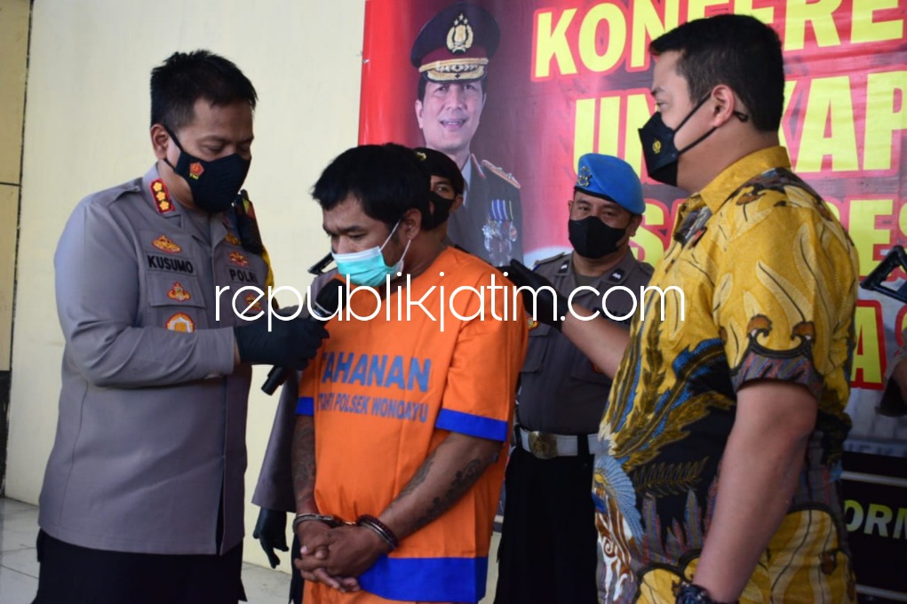 INTEROGASI - Kapolresta Sidoarjo Kombes Pol Kusumo Wahyu Bintoro menginterogasi residivis kasus curanmor, AAS (31) yang tepergok warga saat melakukan aksi pencurian di rumah warga Desa Pilang, Kecamatan Wonoayu, Sidoarjo, Jumat (15/07/2022).