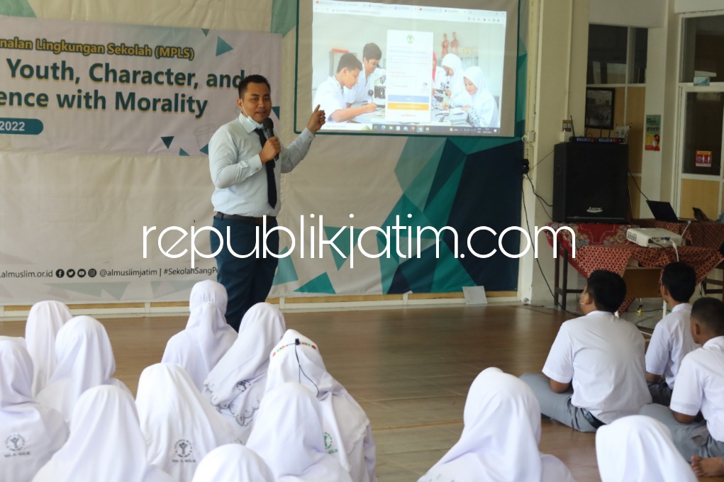 MPLS - Berbeda dari tahun sebelumnya, Masa Pengenalan Lingkungan Sekolah (MPLS) SMA Al Muslim Jatim kali ini diselenggarakan selama empat hari mulai tanggal 12 sampai 15 Juli 2022 secara tatap muka dengan menerapkan protokol kesehatan, Jumat (15/07/2022).