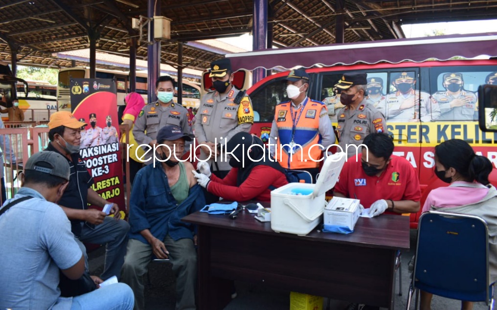 VAKSIN - Kapolresta Sidoarjo Kombes Pol Kusumo Wahyu Bintoro meninjau layanan vaksinasi mobile di terminal bus Bungurasih, Kecamatan Waru, Sidoarjo, Sabtu (16/07/2022).