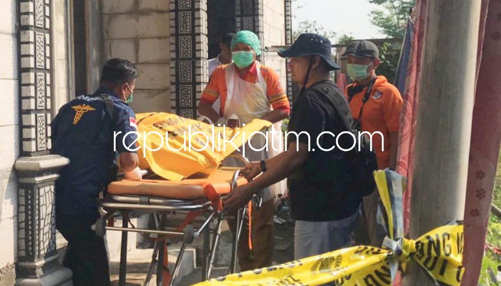EVAKUASI - Sejumlah petugas mengevakuasi korban tewas Suwarsih warga Desa Sugihwaras, Kecamatan Candi, Sidoarjo dari kamarnya untuk dibawa ke RSU Bhayangkara Pusdik Gasum Porong, Senin (18/07/2022).