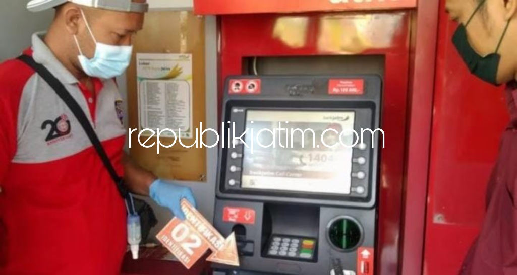 RUSAK - Mesin ATM Bank Jatim yang kondisinya rusak usai dicongkel kawanan pencuri yang gagal menggondol uang di brankas ATM itu, Senin (18/07/2022).