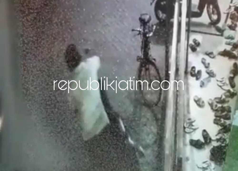 MALING - Seorang pria saat menjalankan aksi mencuri motor Revo milik penjual pisang keju di Masjid Baitul Makmur, Desa Kemangsen, Kecamatan Balongbendo, Sidoarjo terekam CCTV, Senin (18/07/2022) malam.