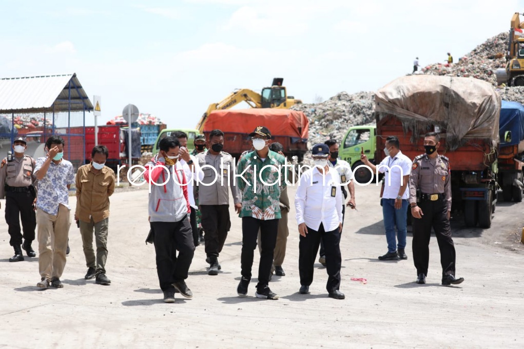 MANFAATKAN - Bupati Sidoarjo, Ahmad Muhdlor Ali menyambut langkah PT Pembangkitan Jawa Bali (PJB) anak perusahaan PT PLN Persero yang memanfaatkan olahan sampah di TPA Jabon Sidoarjo untuk dijadikan bahan bakar alternatif PLTU wilayah Jawa-Bali. 