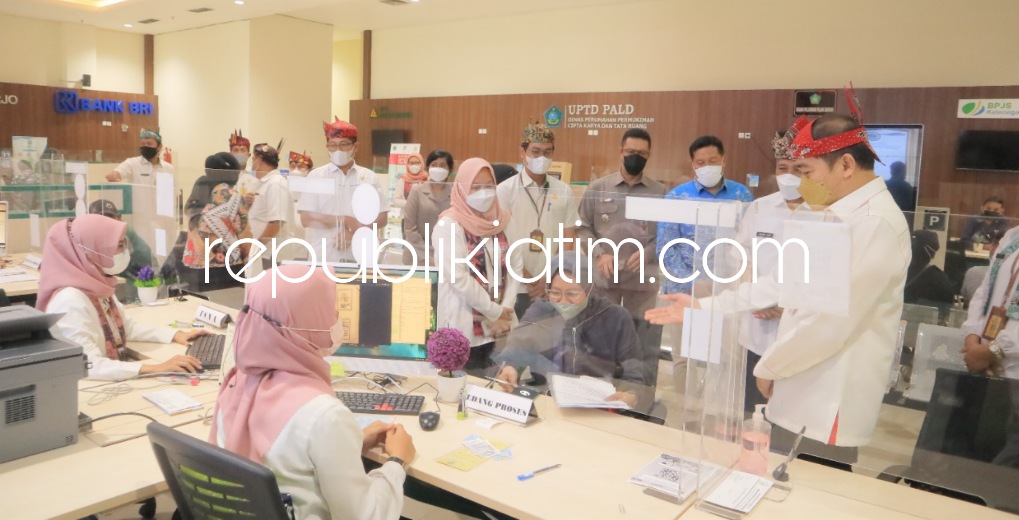 KUNJUNGAN - Asisten Deputi Koordinasi Peningkatan Pelayanan Publik Kemenko Polhukam didampingi Asisten Administrasi Umum Setda Sidoarjo Achmad Zaini meninjau langsung proses pelayanan di loket MPP Sidoarjo, Rabu (20/07/2022).