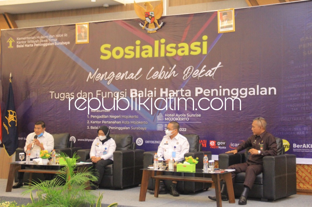 SOSIALISASI - Kepala BHP Surabaya Kurniawati menjadi narasumber dalam kegiatan Sosialisasi bersama Wakil Ketua Pengadilan Negeri Mojokerto Sunoto dan Kepala Kantor Badan Pertanahan Kota Mojokerto Dekasius Sulle, Rabu (20/07/2022).