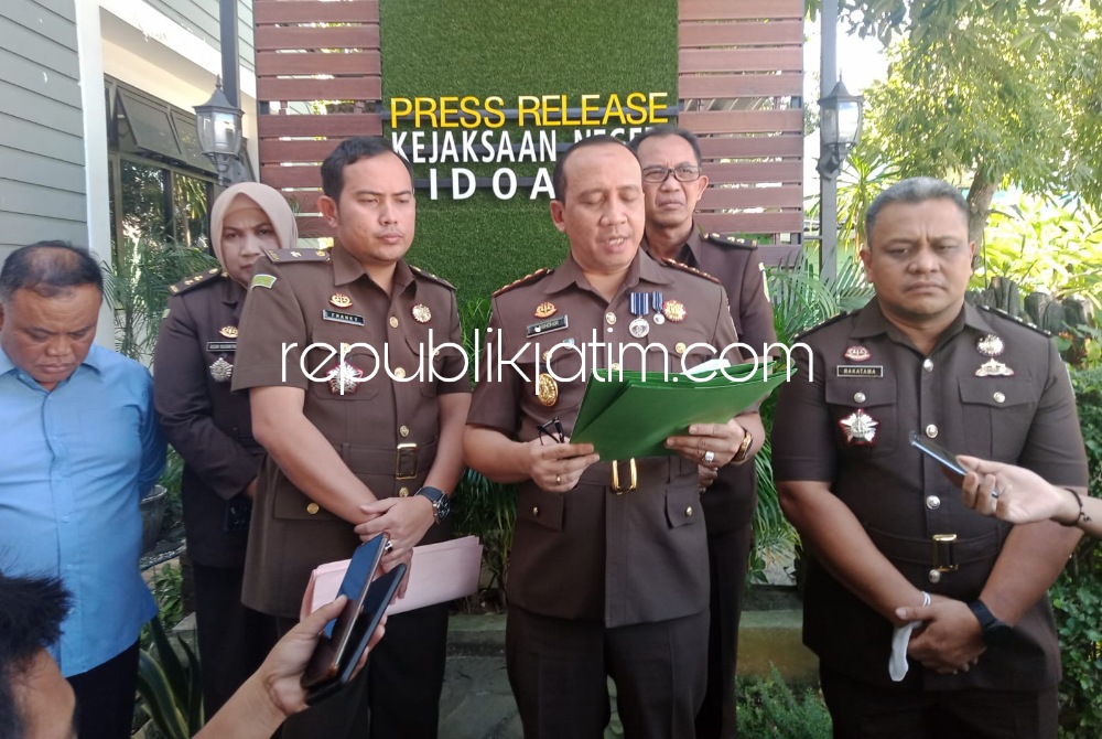 PENYIDIKAN - Kepala Kejari Sidoarjo, Akhmad Muhdhor menyampaikan dugaan penyidikan kasus pengadaan Pakaian Dinas Harian (PDH) Pemkab Sidoarjo senilai Rp 2,5 miliar kepada puluhan media, Kamis (21/07/2022).