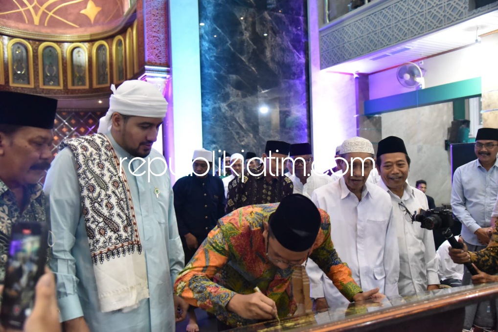 RESMIKAN - Bupati Sidoarjo Ahmad Muhdlor Ali (Gus Muhdlor) meresmikan pembangunan masjid Al-Ihsan Desa Sudimoro, Kecamatan Tulangan, Minggu (24/07/2022) malam.