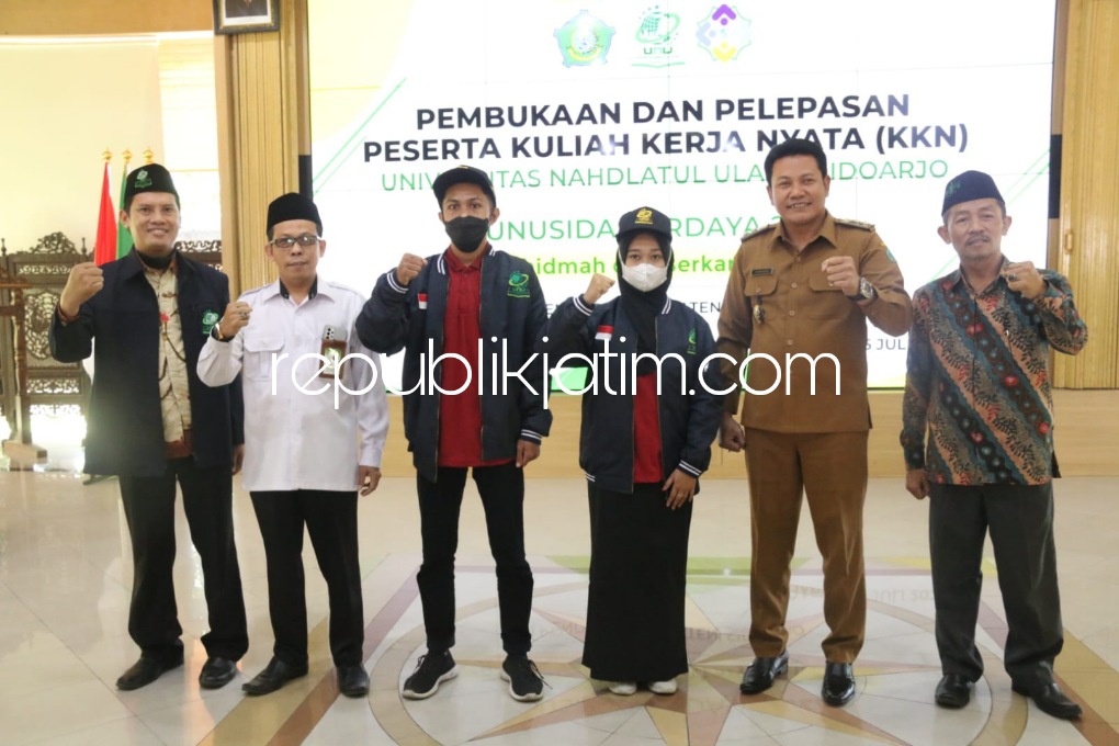 LEPAS - Wabup Sidoarjo, Subandi melepaskan Kuliah Kerja Nyata (KKN) 433 mahasiswa Universitas Nahdlatul Ulama Sidoarjo (Unusida) dari Pendopo Delta Wibawa Sidoarjo, Senin (25/07/2022). 