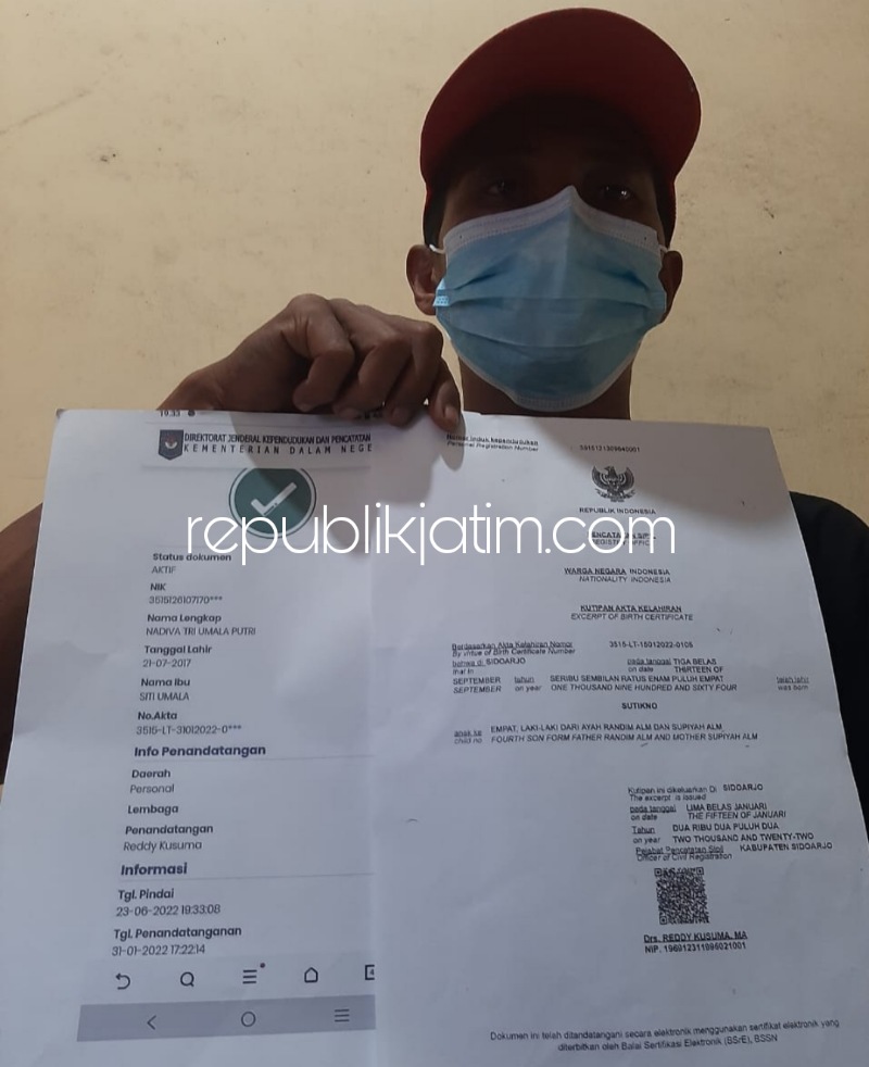 REKAPITULASI - Inilah hasil rekapitulasi perhitungan suara hasil Pilkades Bogempinggir, Kecamatan Balongbendo, Sidoarjo yang memenangkan Cakades nomor urut 2 (Sutikno) yang mendapat 792 suara dan barcode Akta Kelahiran yang tidak sesuai. 