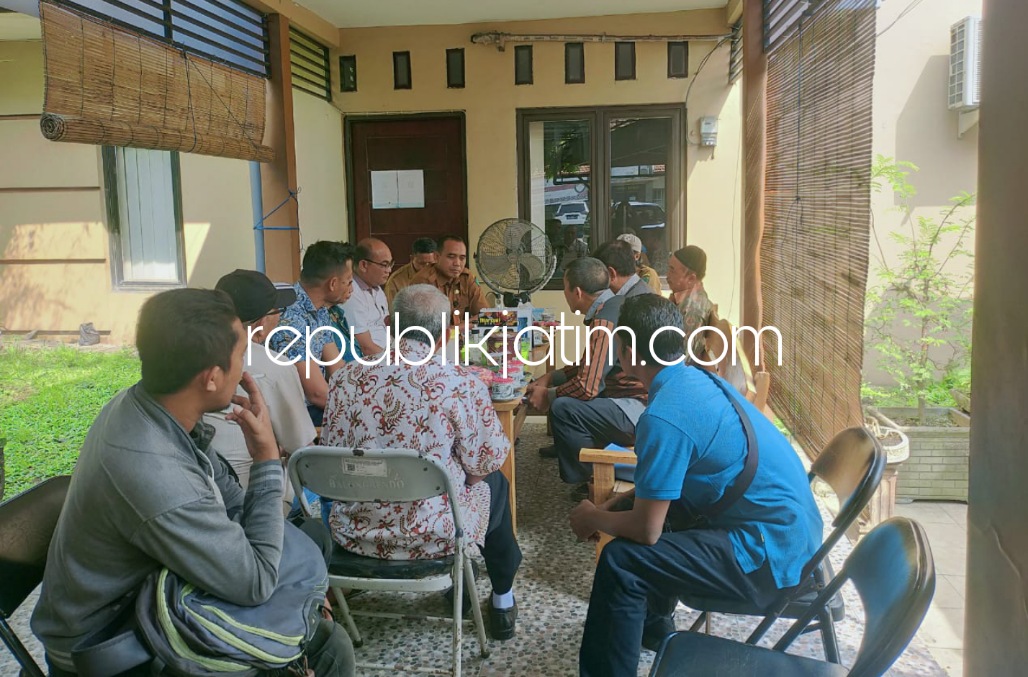 LURUK - Kades Bogempinggir, Kecamatan Balongbendo Terpilih, Sutikno meluruk Kantor Kecamatan setempat karena tidak mendapat undangan Gladi Pelantikan Kades, Senin (25/07/2022).